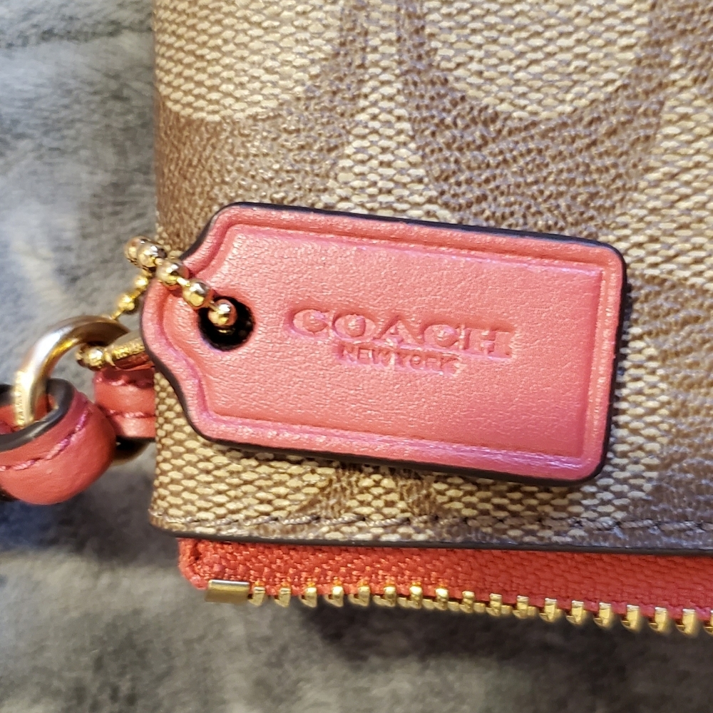 New COACH wristlet/wallet with pink trim - Picture 4 of 8